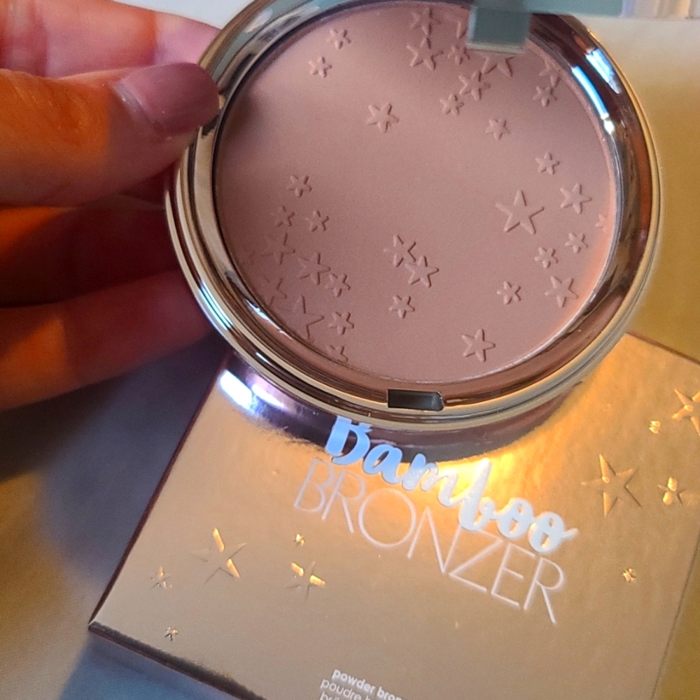 Powder bronzer.
